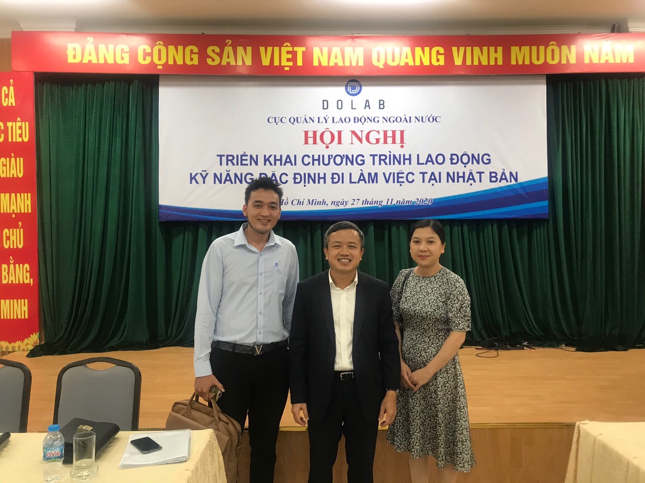 Dự hội nghị